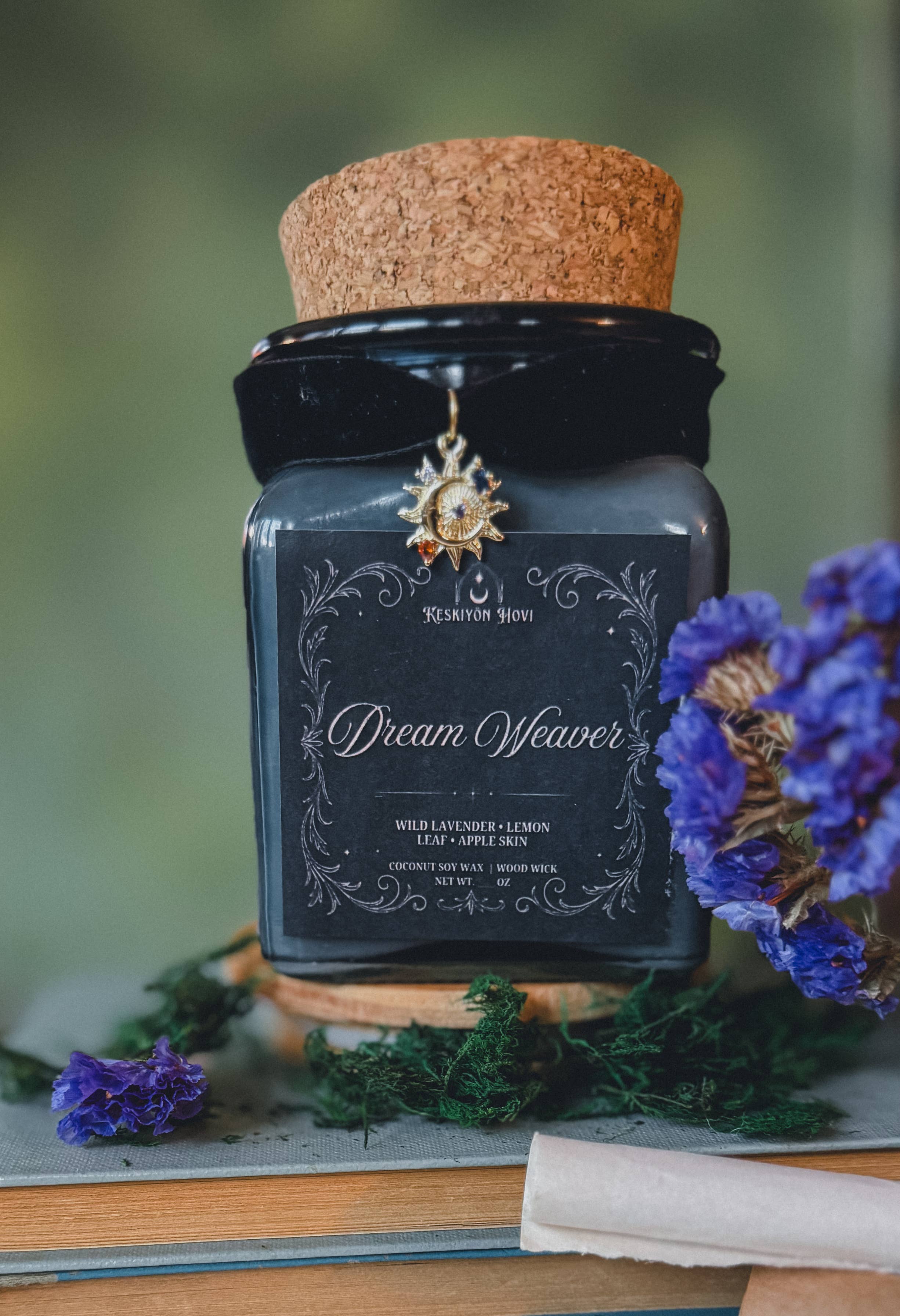 Keskiyön Hovi - The Midnight Court - Wholesale Jar/Filled Candle - Dream Weaver Literary Candle with Charm - Lavender Apple2