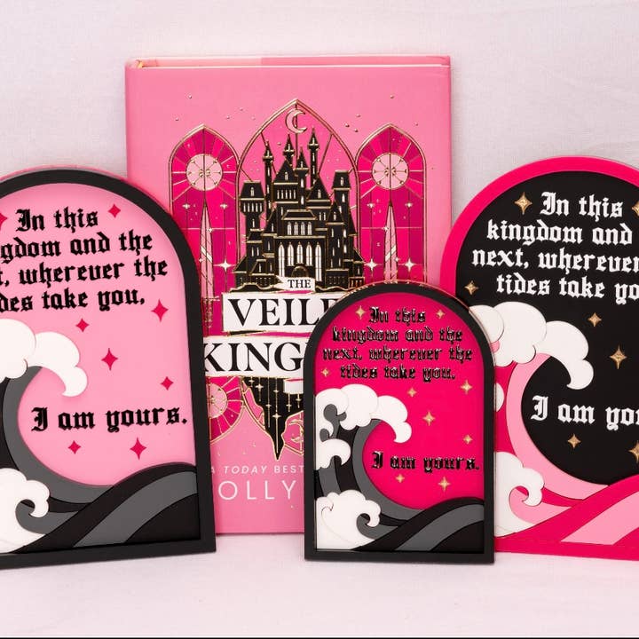 Officiellt licensierad Det beslöjade kungariket Jag är din Vågskylt för wholesale av Dogwood + Daisy Studio