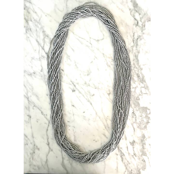 Collier à une seule rangée de perles 48" argent mat pour la vente par Erik & Mike