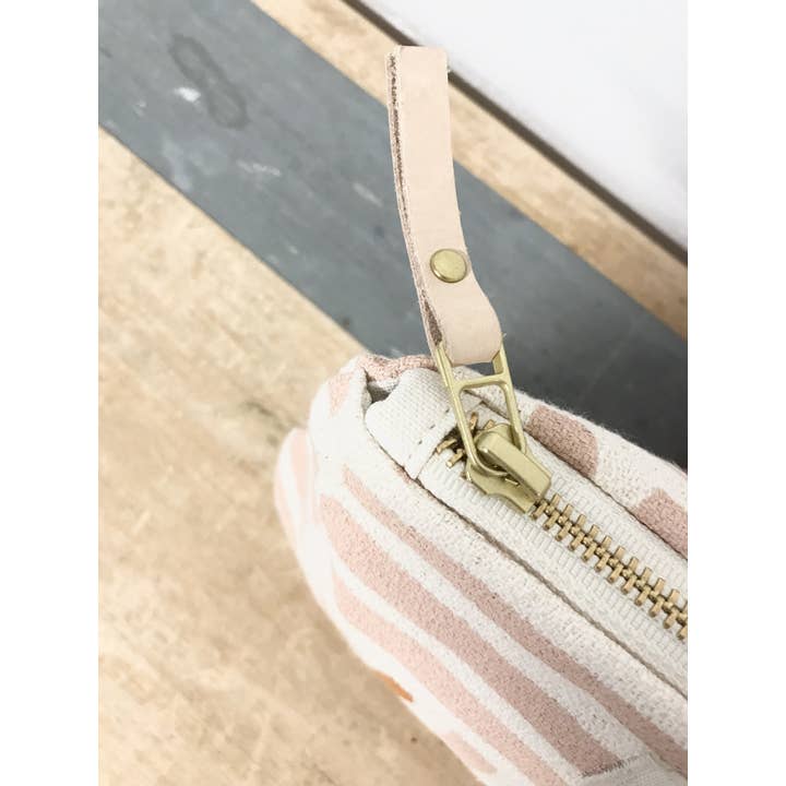 Erin Flett - Wholesale Makeup/Cosmetic Bag - Dusty Pink Grid Makeup Zipper Bag