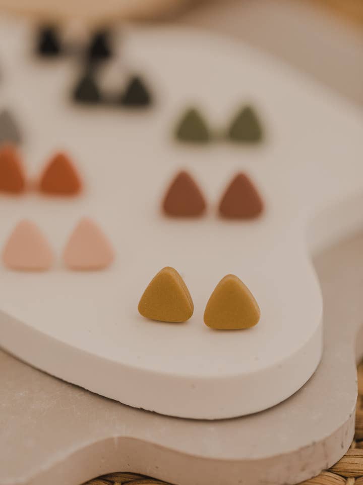 CARA - kleine dreieckige Ohrstecker aus Polymer Ton für den Großhandel von walnutandcherry