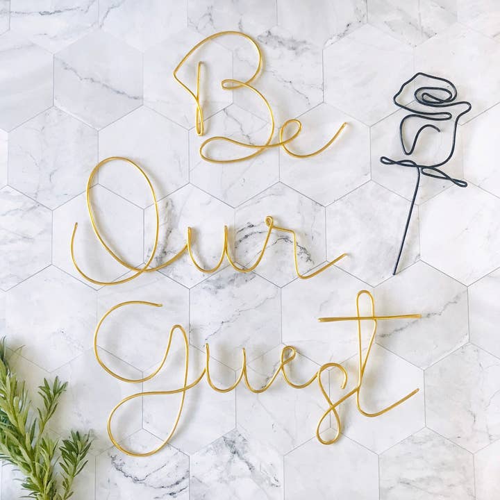 Be Our Guest | Panneau de mot en fil métallique | Panneau de chambre | Panneau de chambre d'amis | Mots métalliques | Art mural en fil de fer | Tenture murale | Décoration intérieure pour la vente par Wonder Wire Design