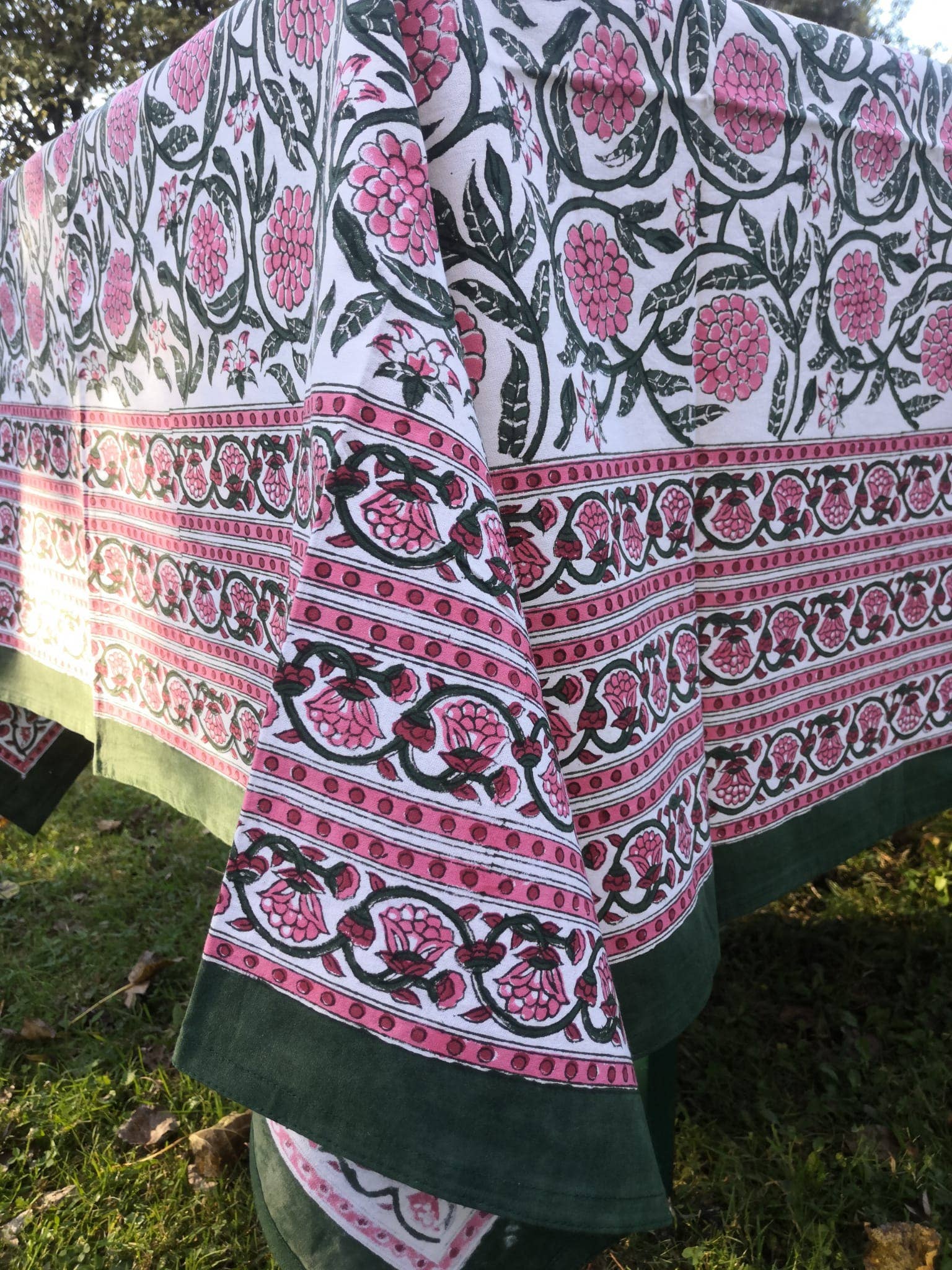 Tagala Home - Vendita all'ingrosso Tovaglie - Tovaglia 150x250 cm con fiori rosa e verdi1