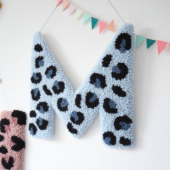 Colgante de Pared con Letras de Estampado de Leopardo Azul para venta al por mayor de Brown Betty Blue