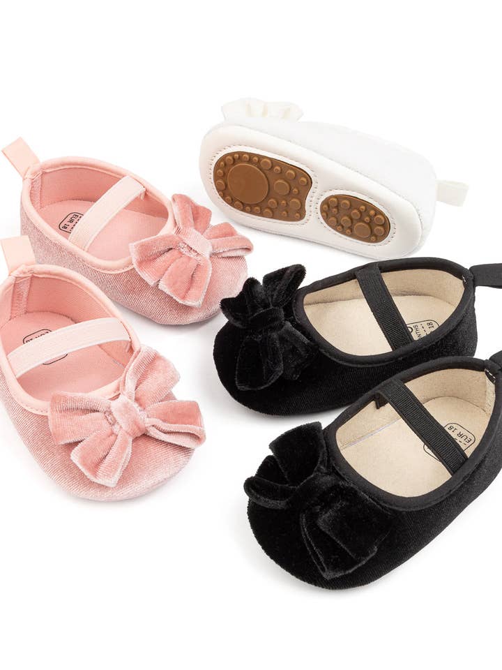 Chaussures de bébé en velours avec nœud à l'avant, disponibles en noir et rose. pour la vente par Kids Charm Online