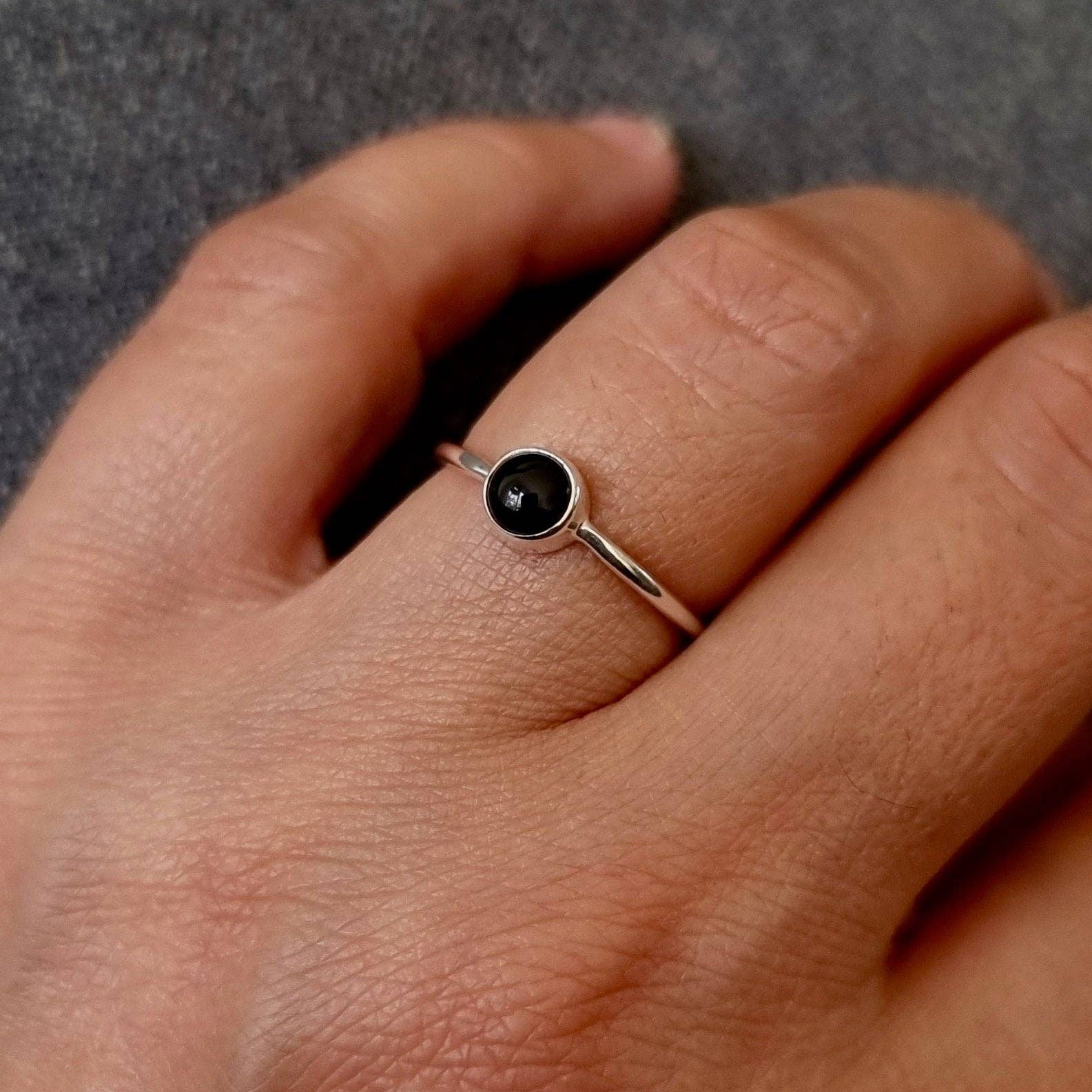 Mistry Gems - Vendita all'ingrosso Anello midi/a fascia - Anello impilabile unisex con onice nero rotondo da 5 mm | Argento sterling3