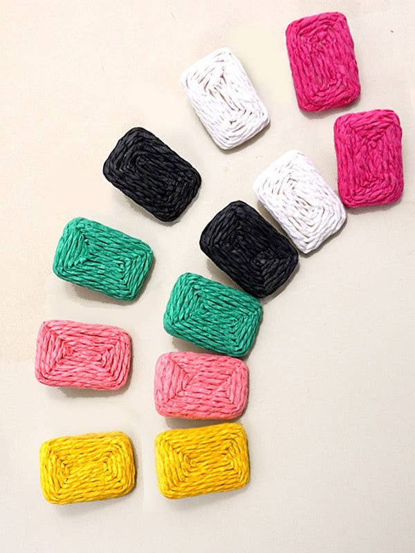 PENDIENTE RECTANGULAR DE RAFIA CON TACHUELAS | 10E3021034 para venta al por mayor de JOSSLYN by wall to wall