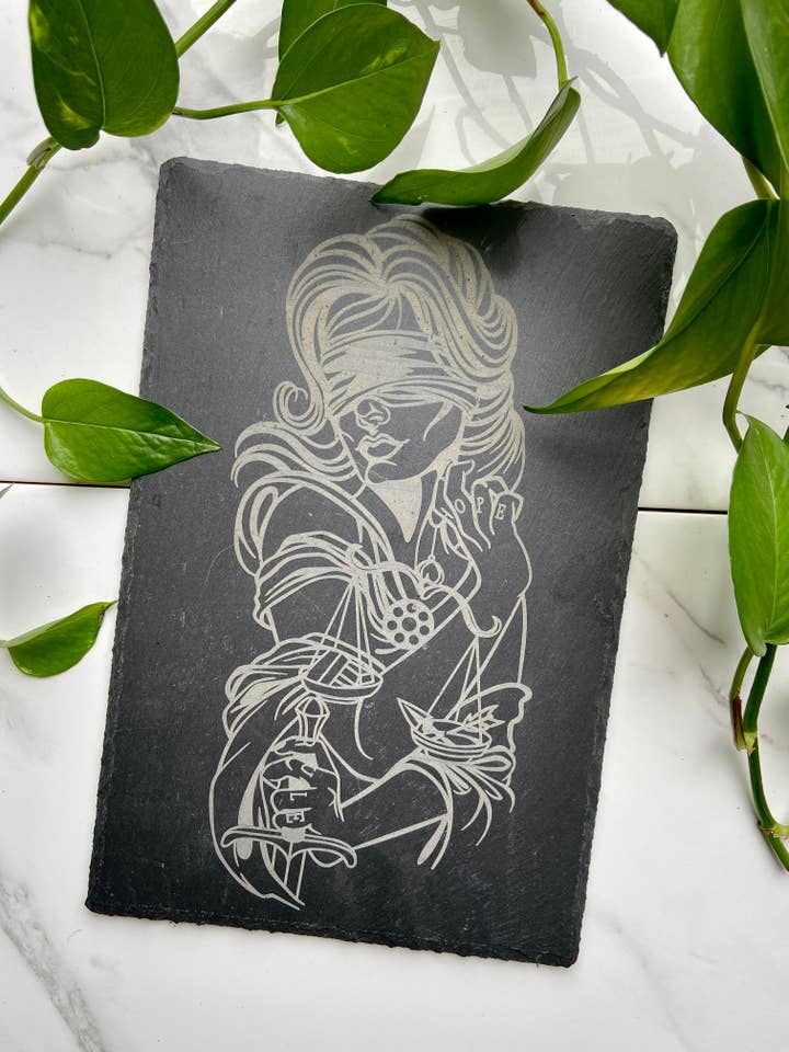 Untersetzer Lady Justicia aus Schiefer, 30,5 cm für den Großhandel von Three Witches Tea Shop