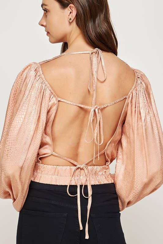 Strut & Bolt – Großhandel Bluse – Damen – Rückenfreie Jacquard-Satinbluse mit offenem Rücken8