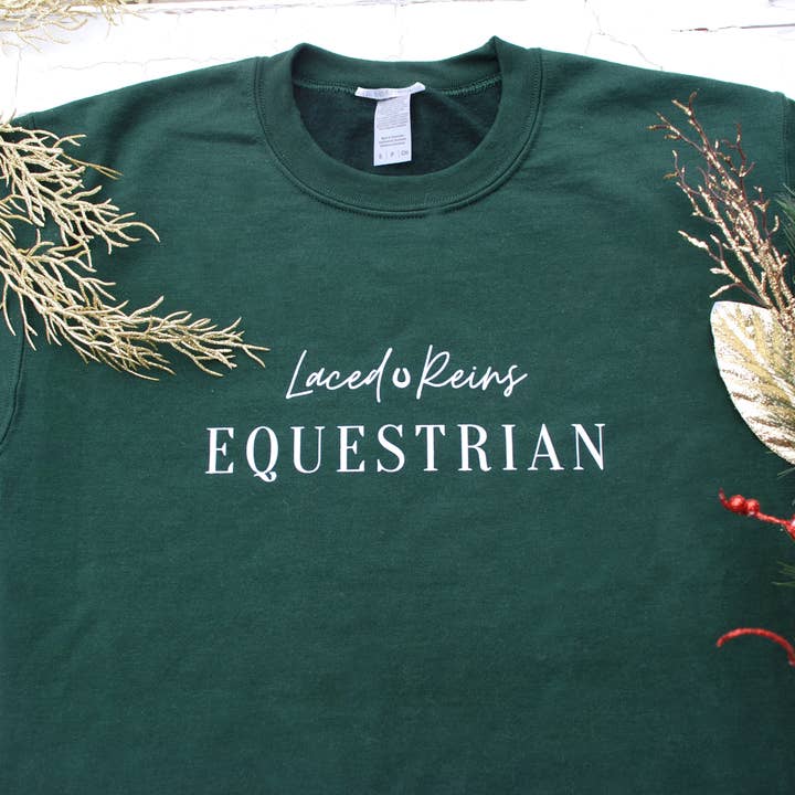 ÉDITION LIMITÉE Sweat-shirt à col rond Laced Reins EQ Signature - Vert Fête pour la vente par Laced Reins Equestrian