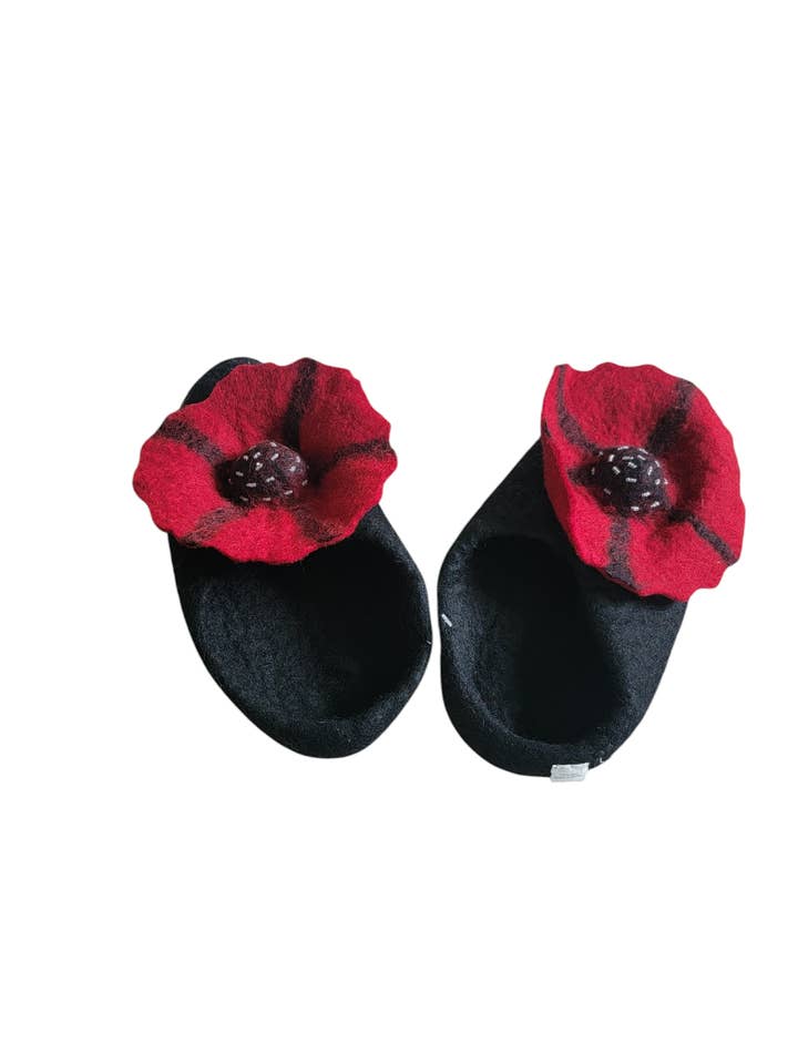 Zapatillas de fieltro de lana H201 negras con una gran flor roja para venta al por mayor de Evergreen Guardian Imports