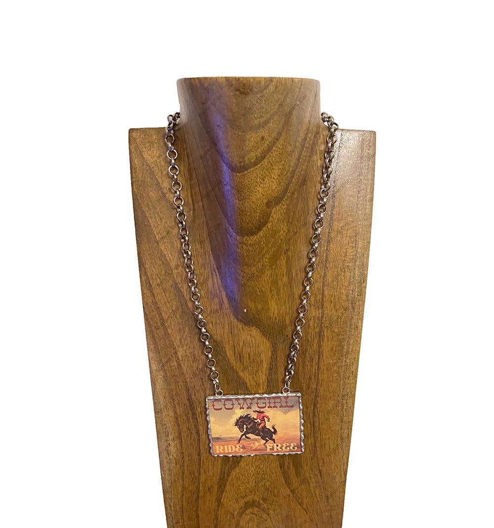 Western Elite Jewelry - Vente Colliers à pendentif - NKZ250553-01                       Chaîne en métal argenté de 22,5'' L avec pendentif photo western ''REDEO LIFE'' Collier5