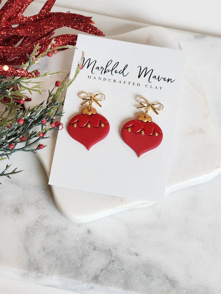 Strålende røde ornamentdingler for engroshandel hos Marbled Maven