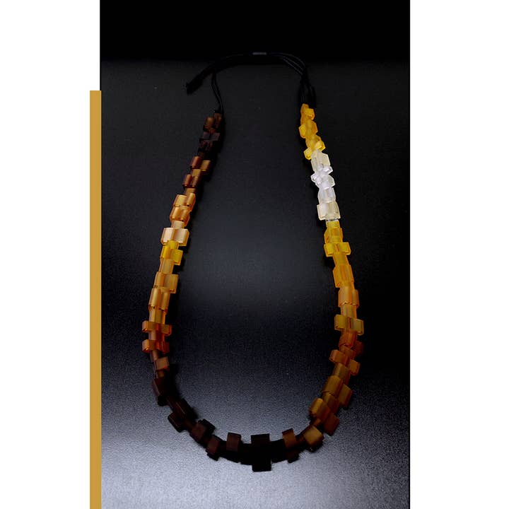 Collier long en caoutchouc teint à la main YALTA ligne INFINITE pour la vente par ALEX+SVET