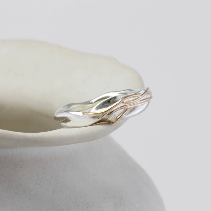 Handgefertigter Ring aus fließendem Sterlingsilber und Gold für den Großhandel von Banyan Jewellery