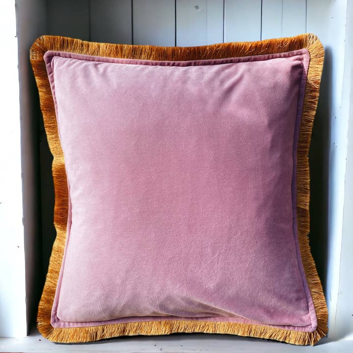 Rosie & Smudge – wholesale Throw/decorative pillow – English Rose Pink Velvet Cushion With Gold Fringe Edge