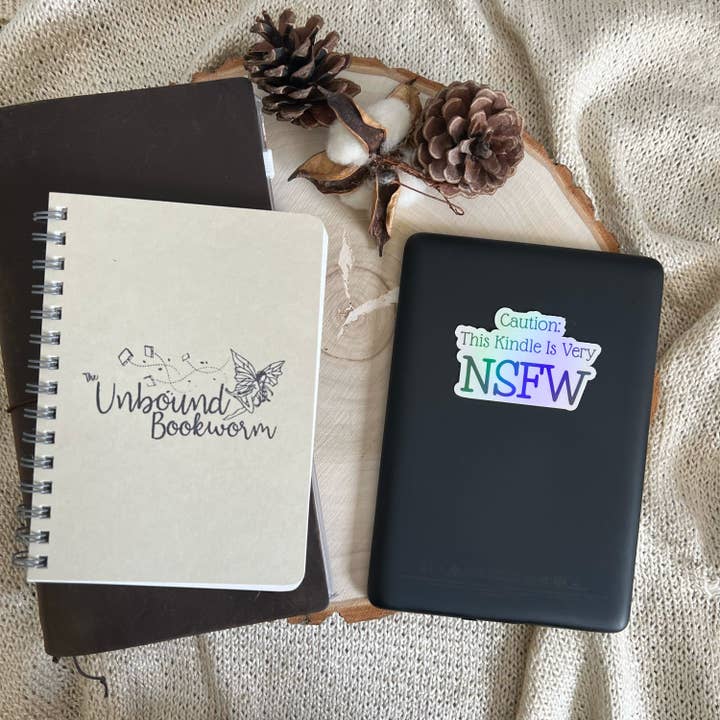 The Unbound Bookworm – Engroshandel Klistermærke – NSFW Kindle Klistermærke | Bogligt Merch til Tablets & Kindles2