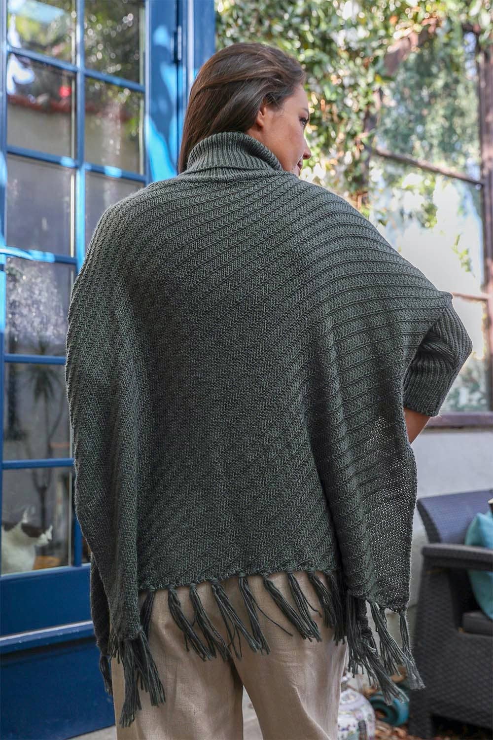 Leto Accessories - Vendita all'ingrosso Poncho - Donna - Comodo maglione poncho con collo arrotolato, perfetto per l'autunno e l'inverno 🍂3