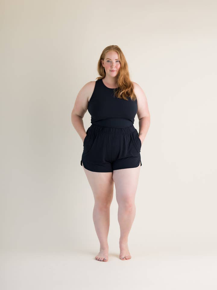 Ensemble court : bleu marine pour la vente par A Girl Named Trenholme