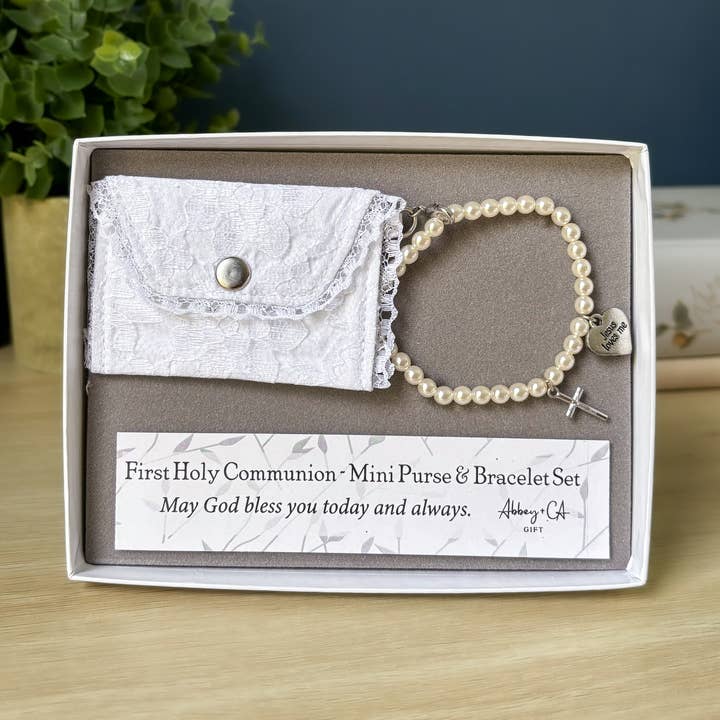 Petit sac à main et bracelet en perles pour la Première Communion pour la vente par Abbey + CA Gift