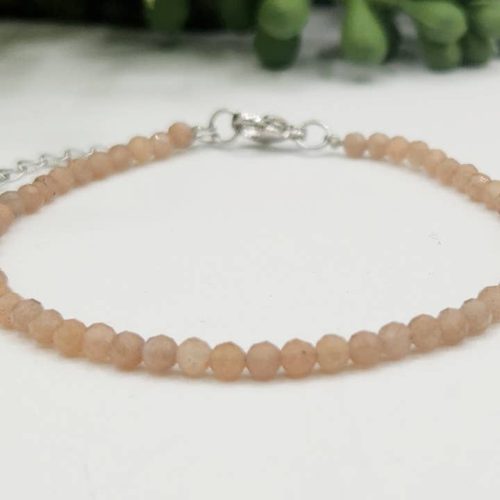 Meraki Gemstones – Großhandel Perlenarmband – Sonnenstein-Armband facettiert 3MM mit silberfarbenem Verschluss