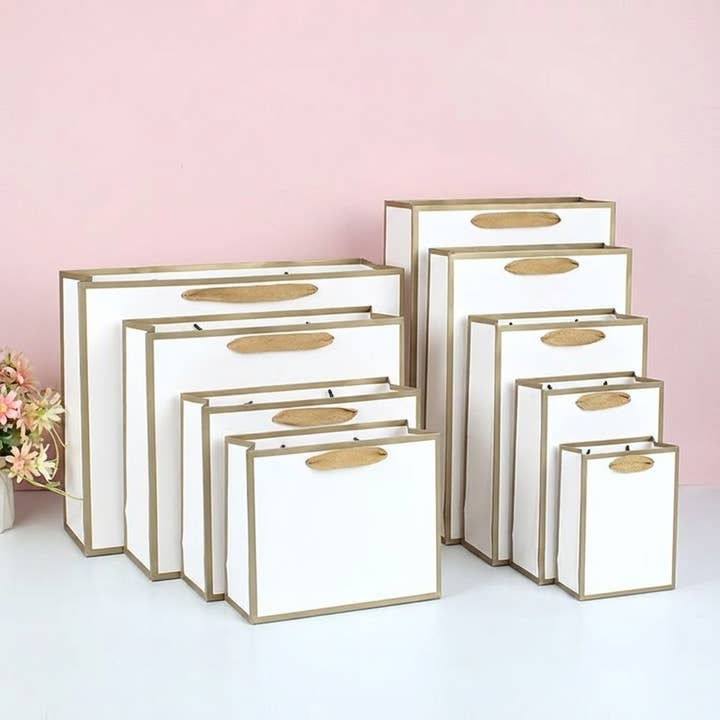 Bolsa de regalo blanca con borde dorado y papel seda gratuito para venta al por mayor de ByHome