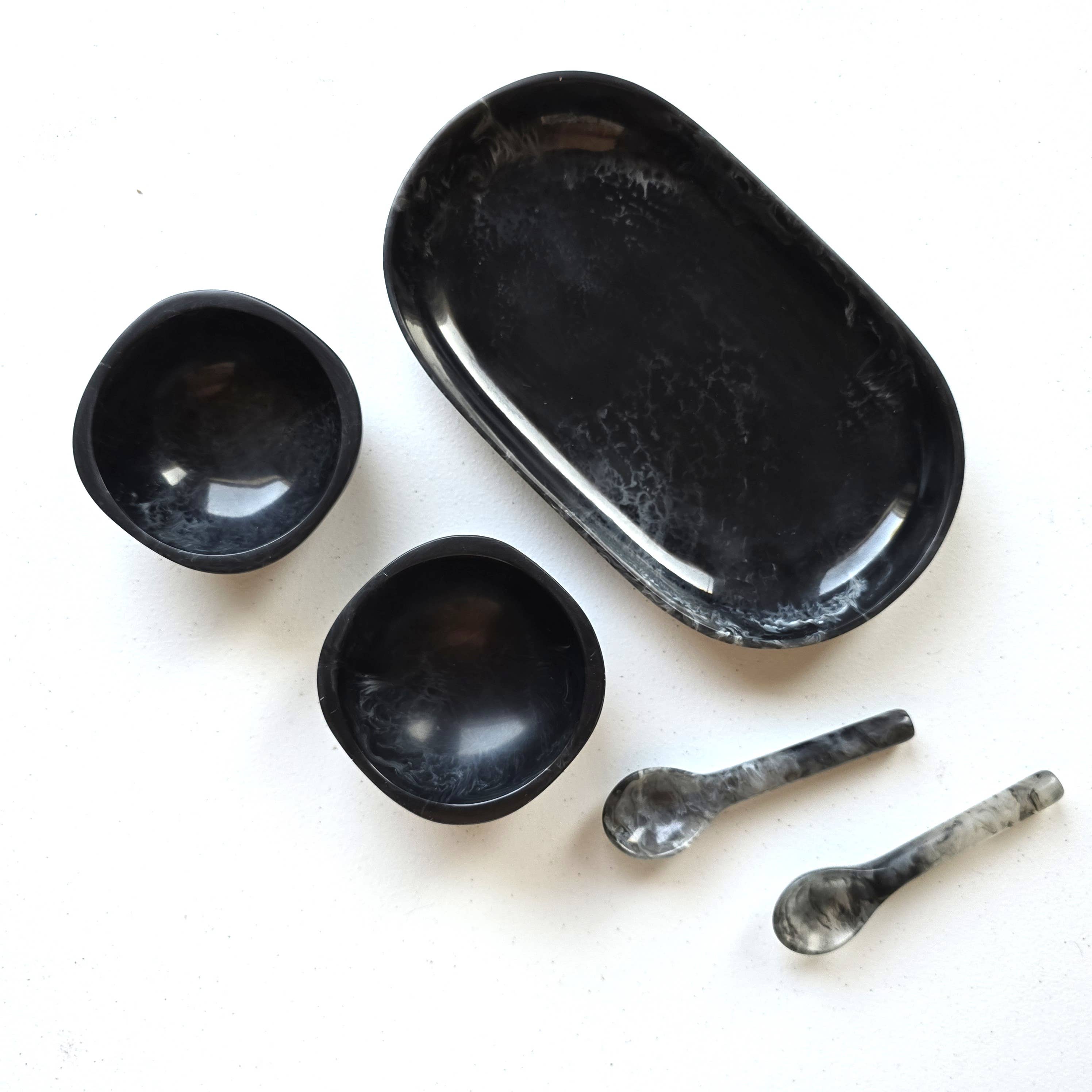 Gibb & Daan – Engroshandel Serveringsbakke – Lille serveringsbakke med 2 skåle og skeer - Håndhældt harpiks8