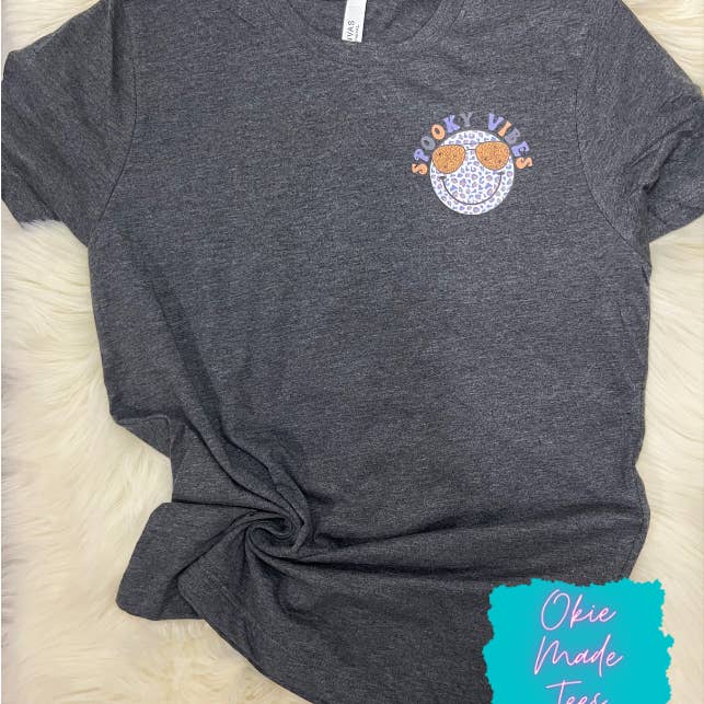 Maglietta Spooky Vibes per la vendita all'ingrosso da parte di Okie Made Tees