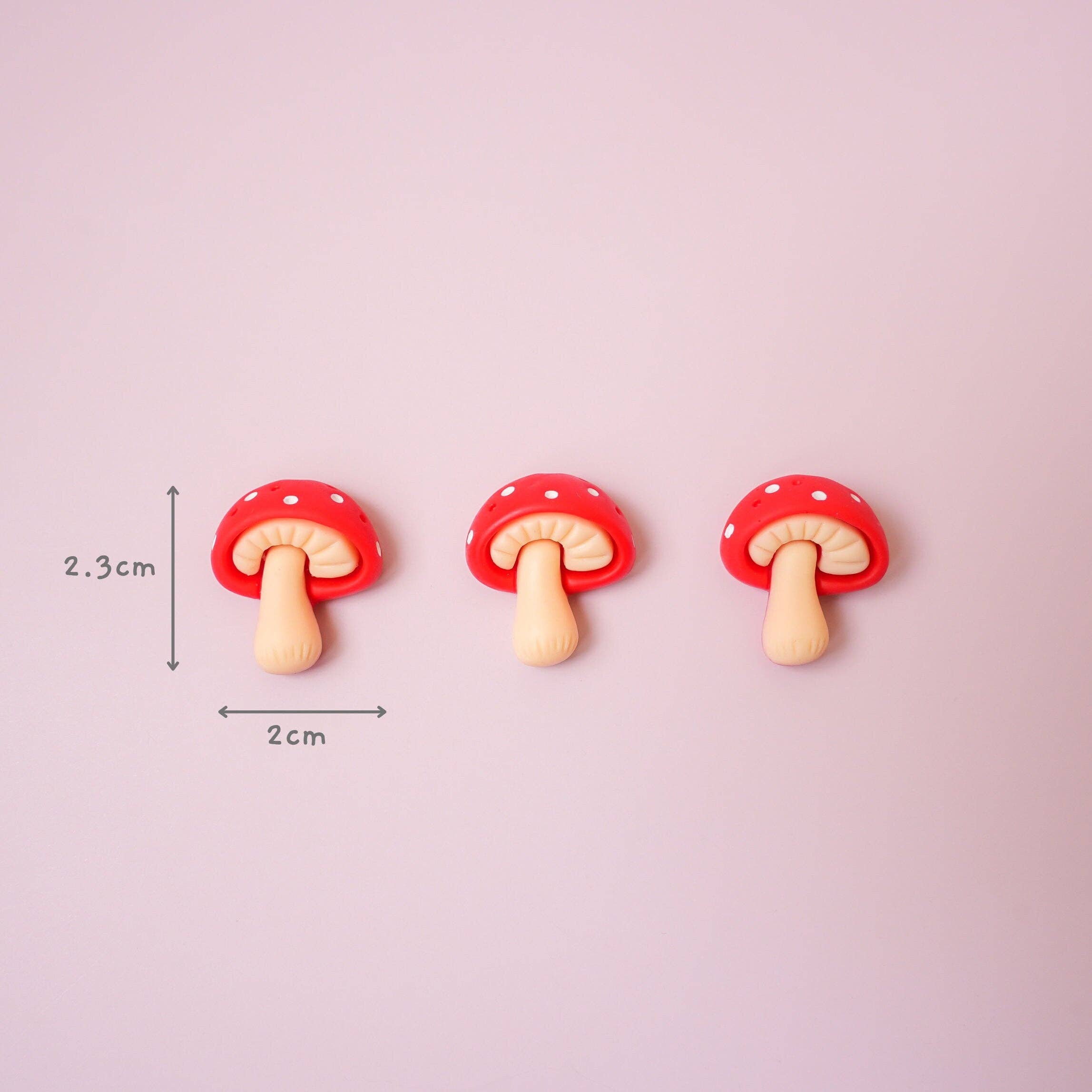 Mini Story Co - Vente Épinglettes/boutons - Épinglette en forme de champignon rouge | Broche unique en forme de mouche en agaric | Accessoire naturel miniature | Cadeau pour les amoureux des champignons | Cadeau en forme de champignon magique2