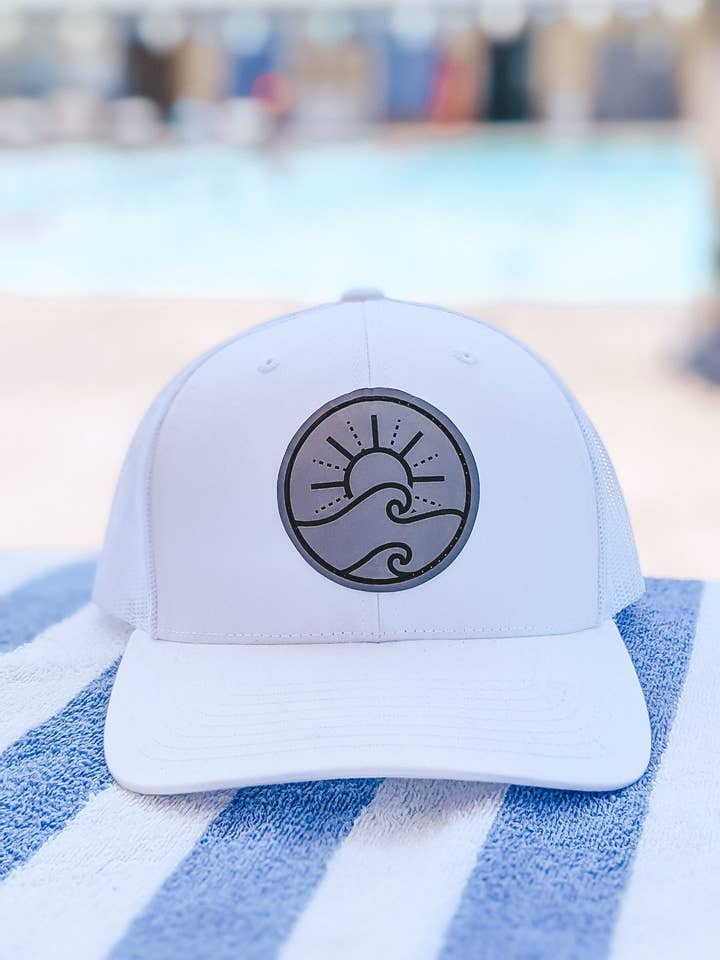 Gorra de camionero Sunny Patch, color blanco para venta al por mayor de Four Boys of Summer LLC