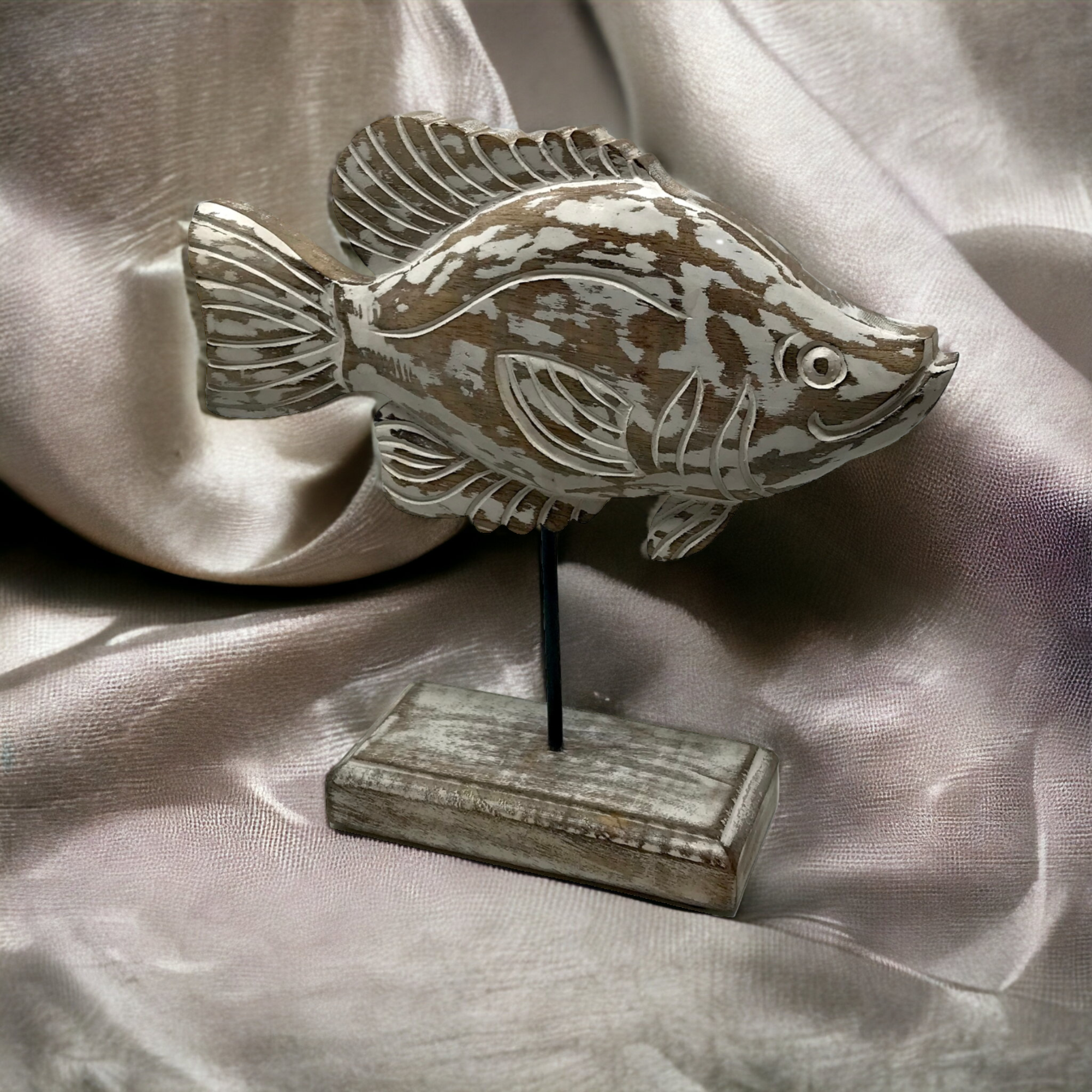 Wilco Home – Engroshandel Skulptur – „Fish Tales“ Feebie Fantail fisk udskåret træ skulptur/stativ2