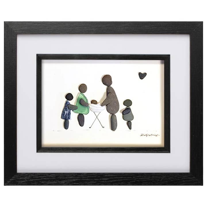 New Baby - Fotodecor van zeeglas en drijfhout en kiezelsteen voor wholesale door UrchinArtworks