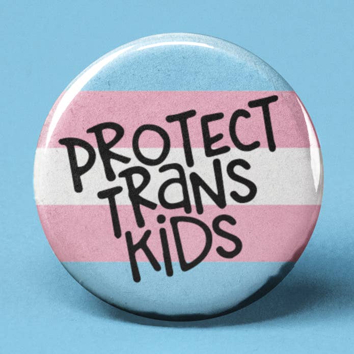 Bouton Pinback Protect Trans Kids pour la vente par The Pin Pal Club