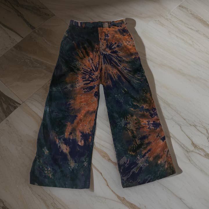 Pantalon large en velours côtelé orange et vert tie-dye pour la vente par KEAFRICA