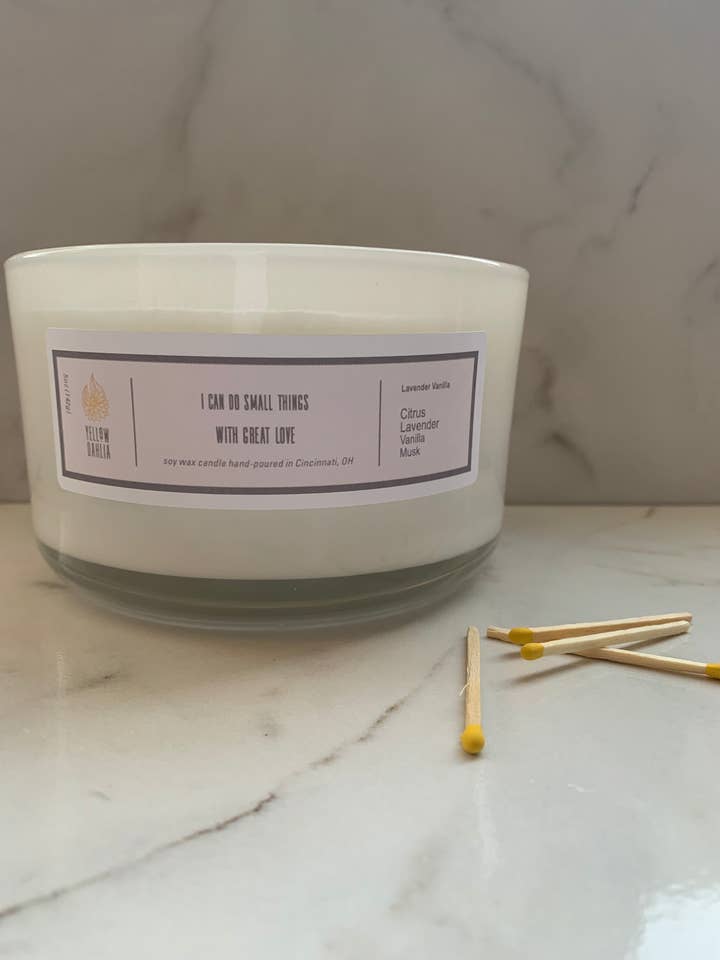 Bougie 3 mèches pour la vente par Yellow Dahlia Candle Co.