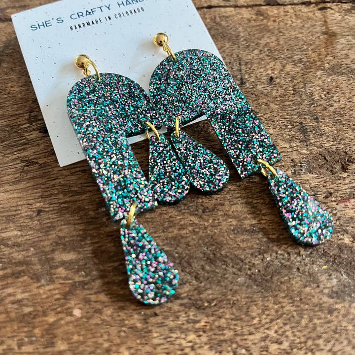 Gestufte Tropfen-Ohrringe: Glanz und Glamour für den Großhandel von She’s Crafty Handmade