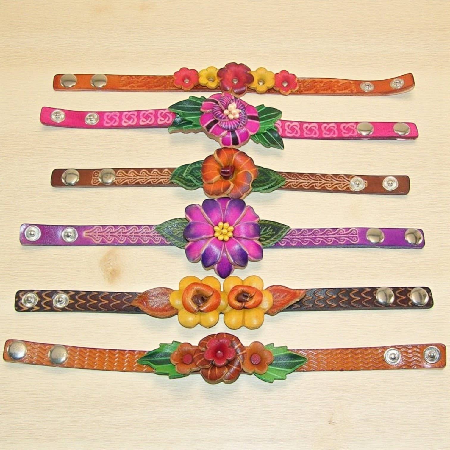 Sunflower Handmade leather inc – Engroshandel Armbånd – Håndlavet lille blomsterlæderarmbånd assorteret2