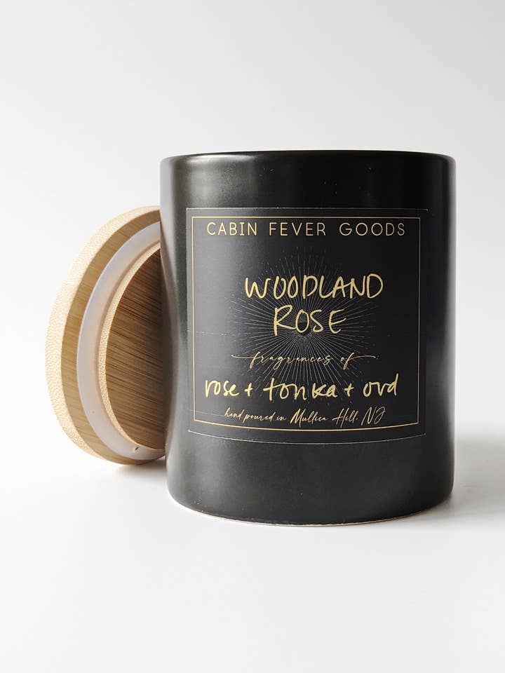 Bougie en pot Woodland Rose de 12 oz, parfum Rose+Oud Wood pour la vente par Cabin Fever Goods