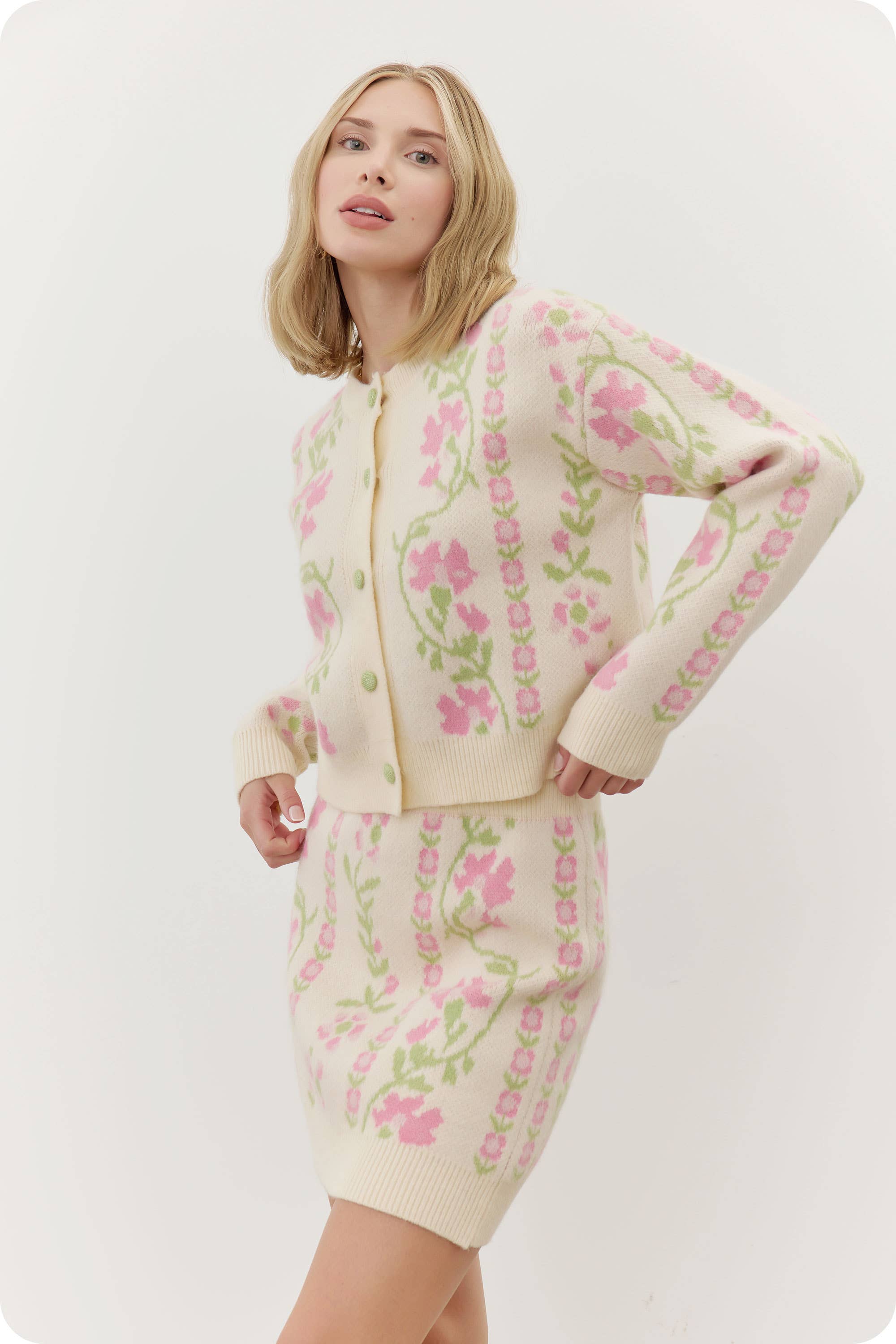 Strut & Bolt - Venta al por mayor Cárdigan - Mujer - Cárdigan tipo suéter con intarsia floral10