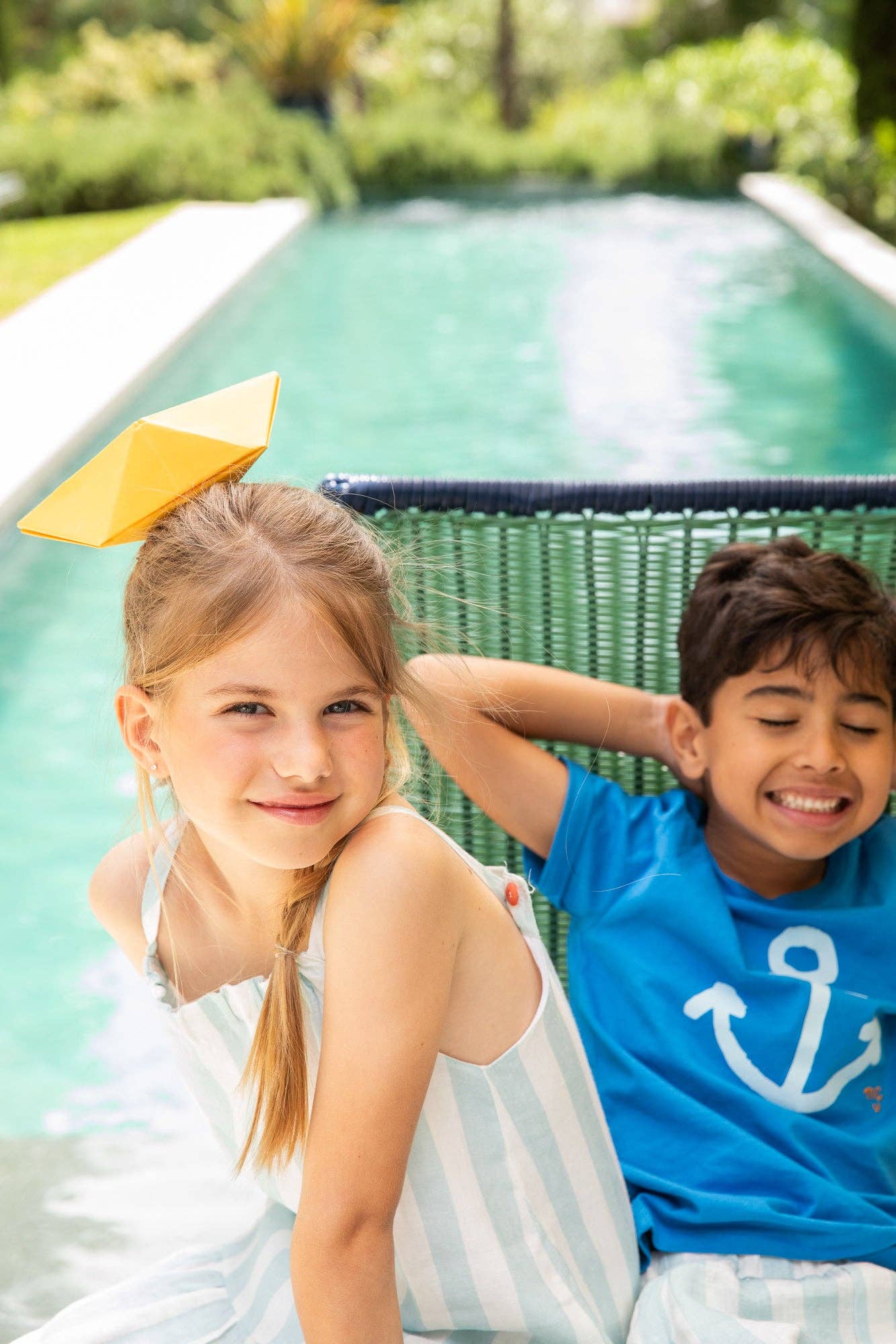 Aqua glacé Robe enfant à fines bretelles rayée Cabana en lin en vente sur Faire4