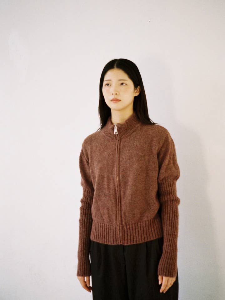 Cardigan Mila in marrone ciliegia per la vendita all'ingrosso da parte di Oneiric