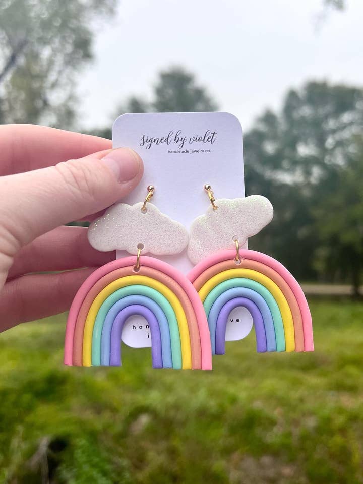 Orecchini a forma di nuvola arcobaleno pastello per la vendita all'ingrosso da parte di Signed by Violet