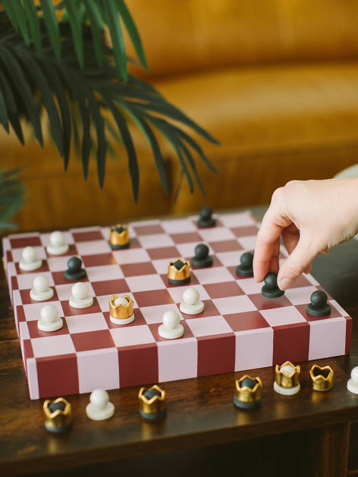 Checkers Queen Me per la vendita all'ingrosso da parte di Twenty Two West