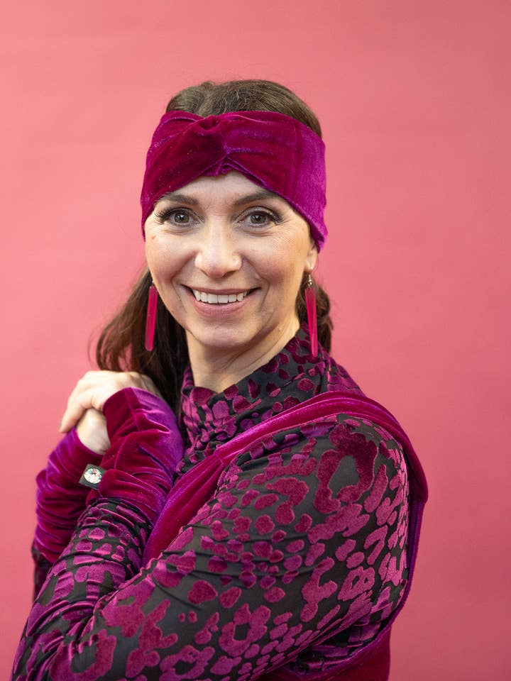 Diadema de terciopelo en cereza para venta al por mayor de Megan Crook Textiles