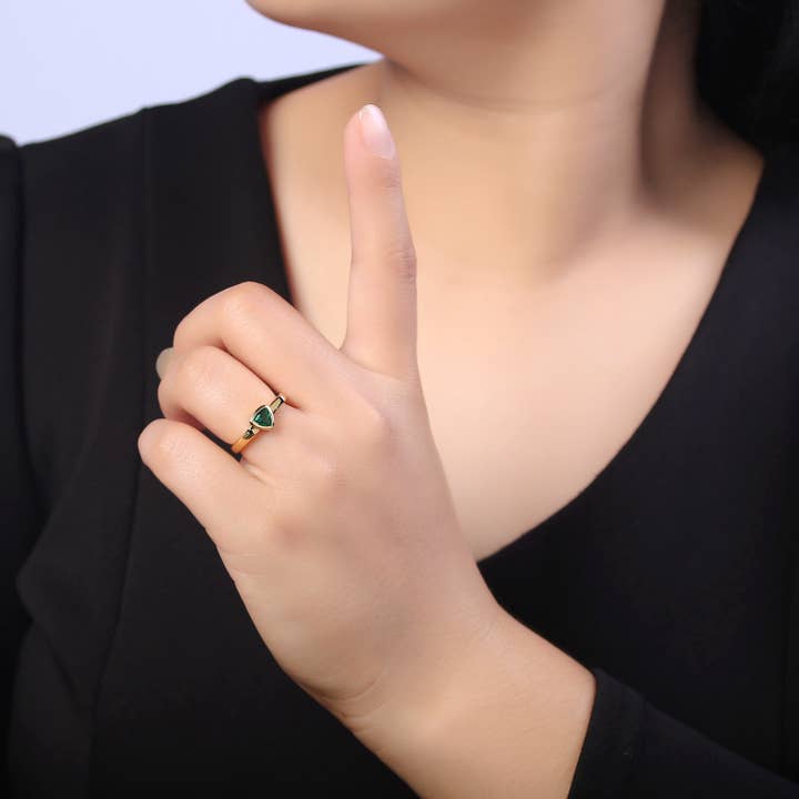 Aim Eternal - Vendita all'ingrosso Anelli con pietra singola/solitario - Anello elegante in oro con triangolo rovesciato verde con zirconia cubica cubica