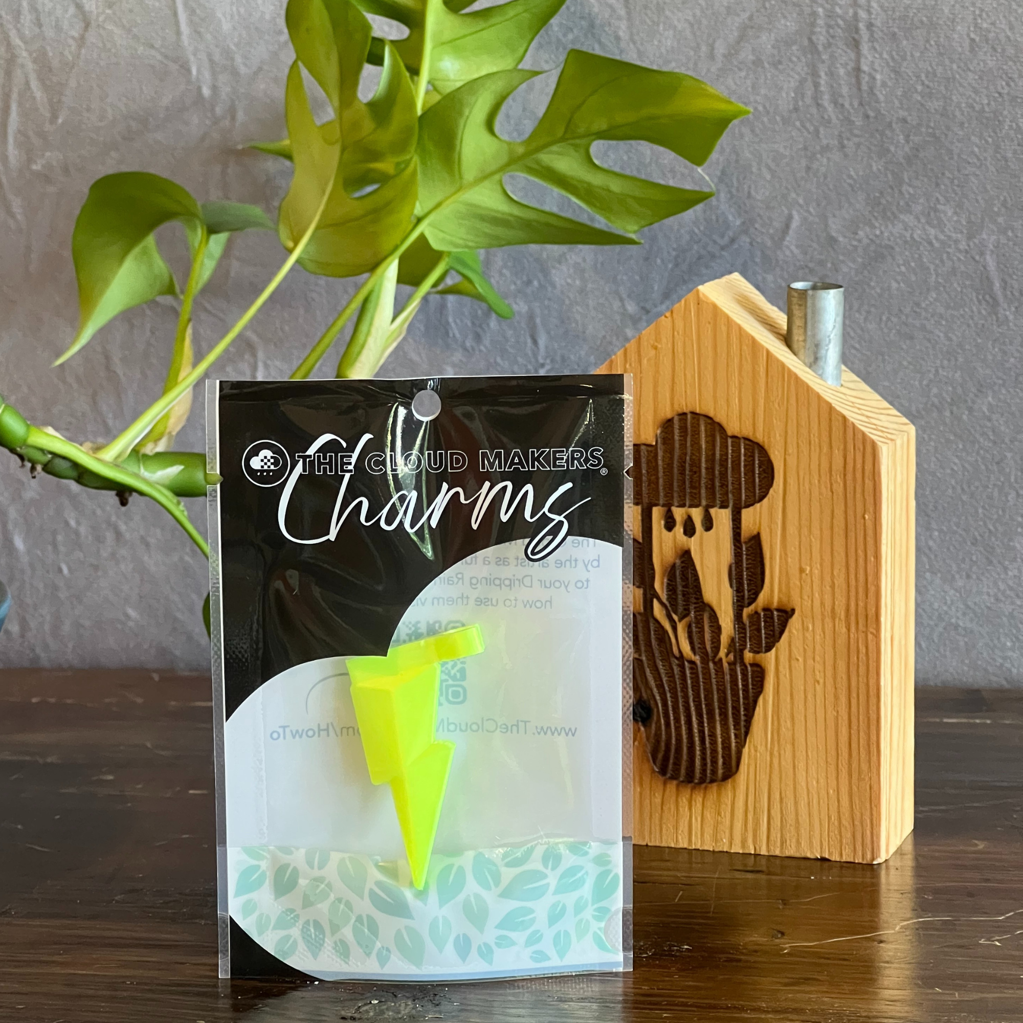 The Cloud Makers – Engroshandel Plantekrukke – Neon Lightning Bolt Charm til dryppende regnskyer 1