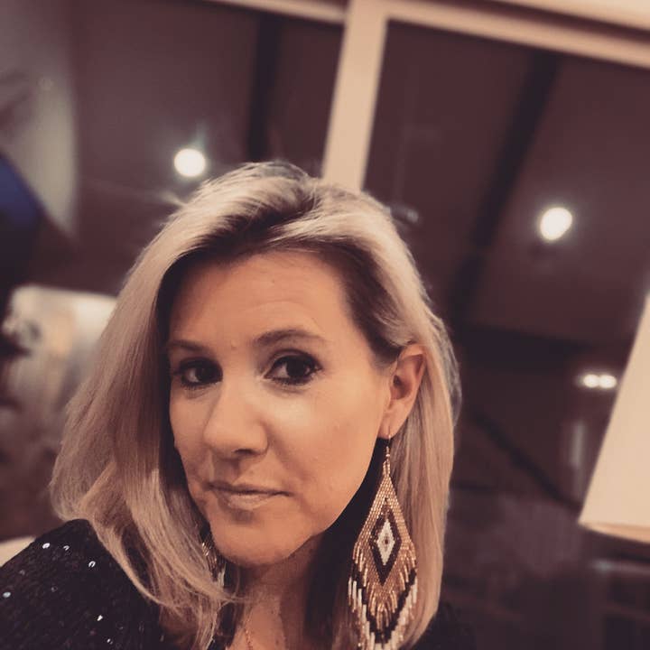 Tribal guld/bronze/hvid erklæring øreringe for engroshandel hos JAG/ged Edge Jewelry