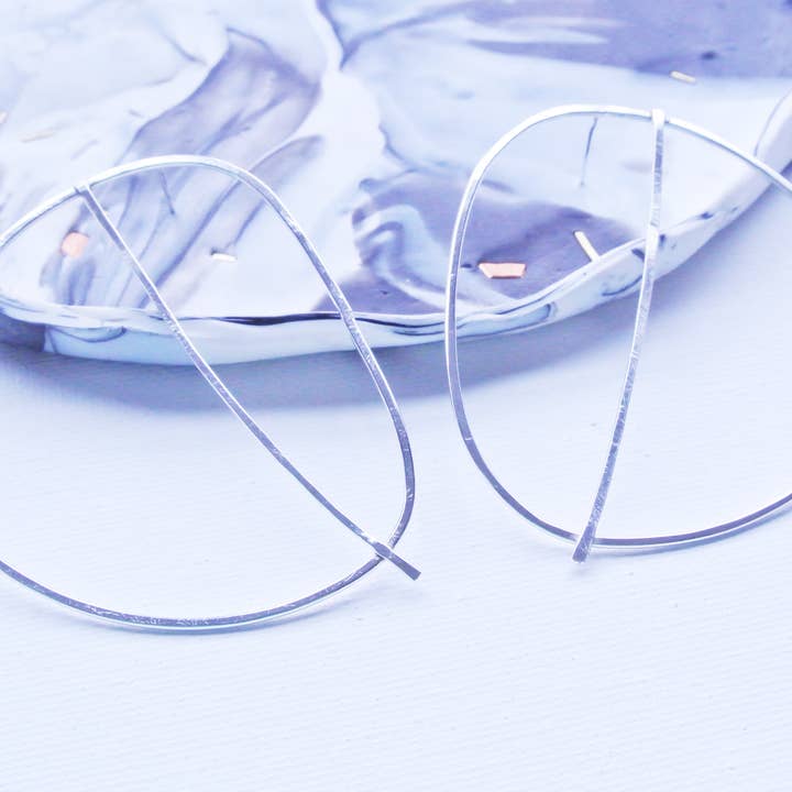 Hoops mit abstrakten Statement-Motiven — Argentiumsilber für den Großhandel von The Pink Locket