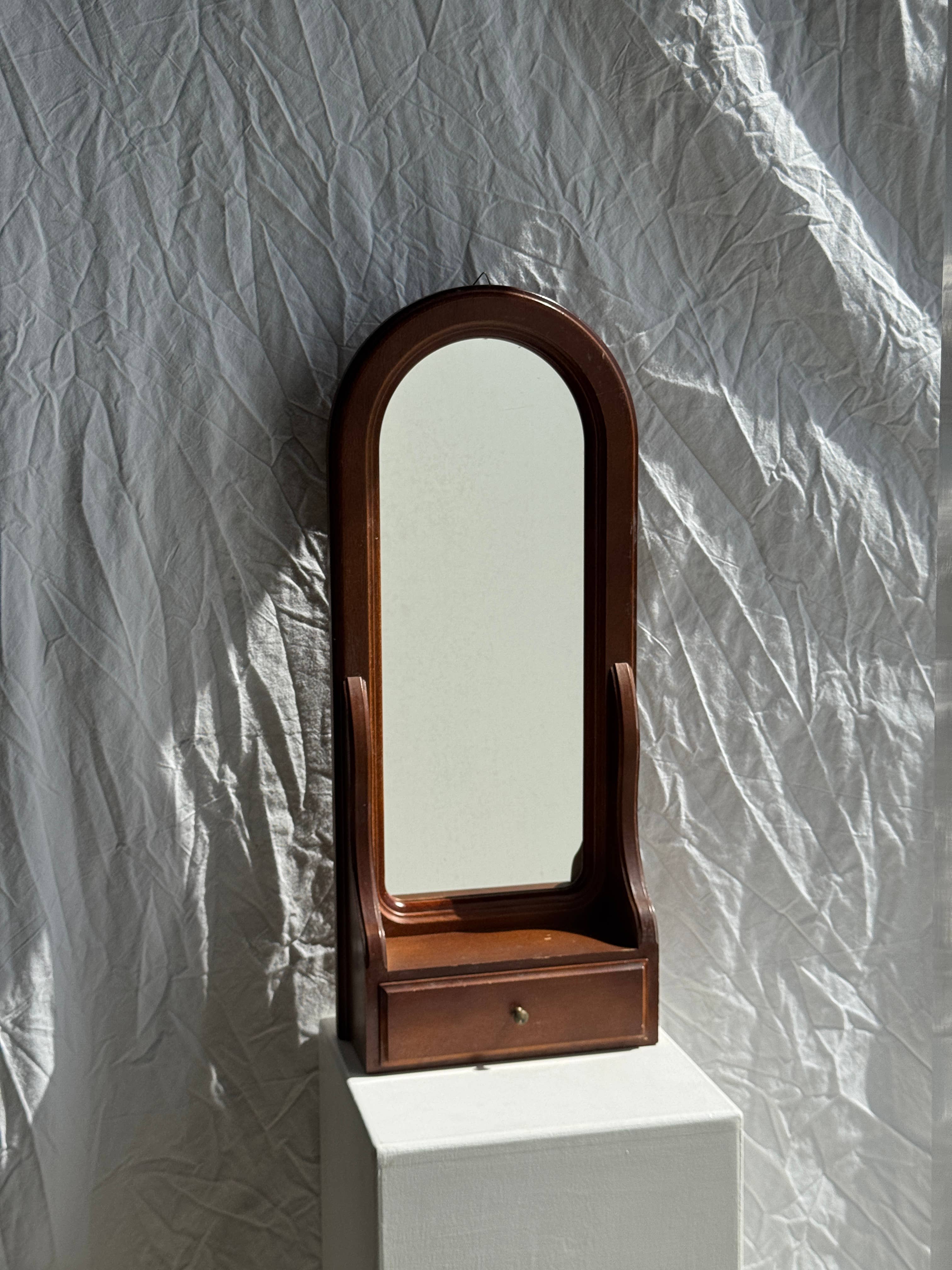 Office Objets - Wholesale Wall Mirror - Rounded mirror with a brown wooden drawer H670