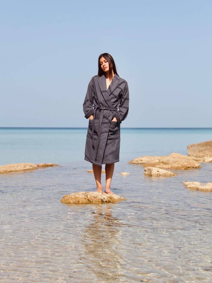 Dunkelgrauer Bademantel mit Gürtel und Taschen (unisex) für den Großhandel von WAY